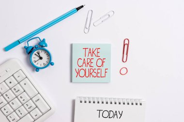 Kendine Dikkat Et'i gösteren not yazma. Bir araya gelme veya konuşma biten kibar bir şekilde vitrine İş fotoğrafı Masada saat ve kalem ile boş not kağıdı üzerinde boşluk kopyalayın.