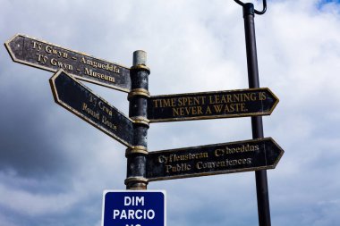 Öğrenme harcanan zaman gösteren not yazma Asla Bir Atık. İş fotoğraf vitrin eğitim sonu yok Arka planda mavi bulutlu gökyüzü ile kavşakta Yol işareti öğrenme tutun.