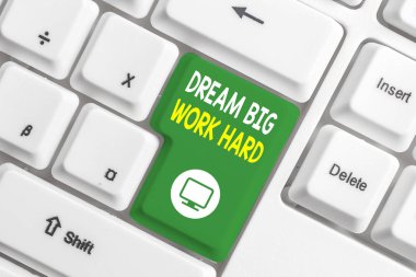 Dream Big Work Hard'ı gösteren bir metin işareti. Kavramsal fotoğraf Kendinize inanın ve beyaz arka plan tuşu kopyalama alanı üzerinde boş not kağıdı ile rüyalar ve hedefler Beyaz pc klavye izleyin.