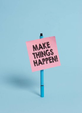 El yazısı metin Make Things Happen. Kavram bunu elde etmek için zor çabalar yapmak zorunda kalacak anlamı Tükenmez boş renkli yapışkan not huzurlu serin pastel moda arka plan.