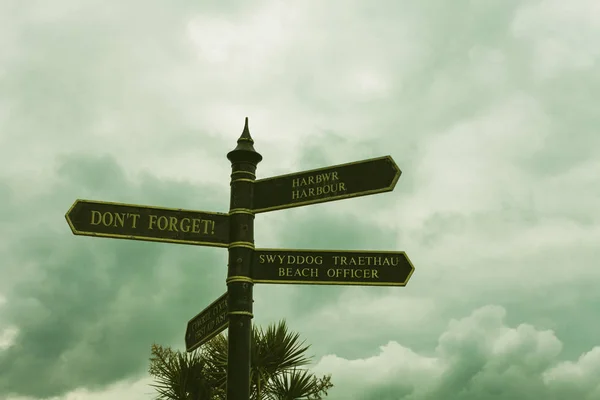 Una lettera che mostra Don T Forget. Business photo showcase usato per ricordare a qualcuno un fatto importante o dettaglio Road sign sul bivio con cielo blu nuvoloso sullo sfondo . — Foto Stock