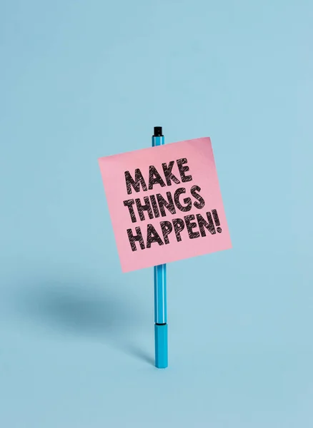 Texto de escritura a mano Make Things Happen. Concepto que significa que usted tendrá que hacer esfuerzos duros con el fin de lograrlo Bolígrafo en blanco nota adhesiva pacífica fresco pastel fondo de la moda . — Foto de Stock