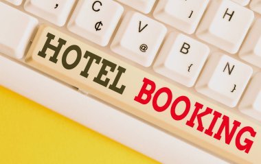 Otel Rezervasyonu'nun yazılı olduğunu gösteren metin işareti. Kavramsal fotoğraf Online Rezervasyonlar Presidential Suite De Luxe Hospitality Beyaz pc klavye beyaz arka plan tuşu kopyalama alanı üzerinde boş not kağıdı ile.
