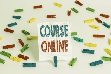 Course Online'ı gösteren metin işareti. Kavramsal fotoğraf elearning Elektronik Eğitim Uzaktan Çalışma Dijital Sınıf Renkli clothespin kağıtları boş hatırlatma beyaz zemin arka plan ofis.