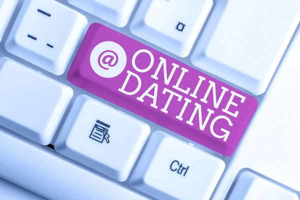 Γράφοντας Σημείωση που δείχνει online dating. Επιχειρηματική φωτογραφία παρουσιάζοντας αναζήτηση που ταιριάζουν σχέσεις ανατάζοντας βίντεο συνομιλία λευκό πληκτρολόγιο υπολογιστή με χαρτί σημείωσης πάνω από το λευκό φόντο. — Φωτογραφία Αρχείου