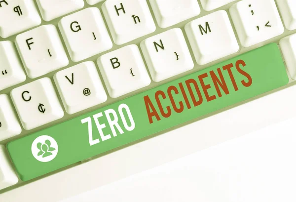 제로 사고를 보여주는 쓰기 노트. 직장 사고 예방을 위한 중요한 전략을 보여주는 비즈니스 사진 화이트 배경 위의 메모 종이와 함께 흰색 PC 키보드. — 스톡 사진