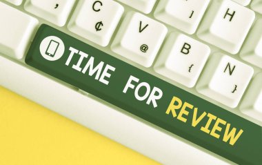 Word yazma metin Zaman İnceleme için. Resmi inceleme beyaz bilgisayar klavyesi beyaz arka plan anahtar kopyalama alanı üzerinde boş not kağıdı ile bir sistem veya durumun gözden geçirilmesi için İş kavramı.
