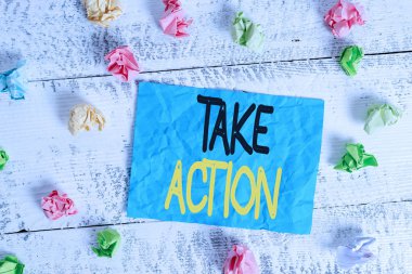 Kelime yazma metni Eylem. Belirli bir sonuç elde etmek için somethingoract yapmak için iş konsepti Buruşuk renkli dikdörtgen kare şekilli kağıt hatırlatma beyaz ahşap masa.