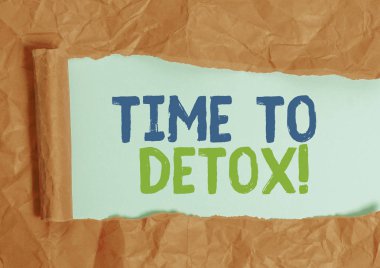 Zaman Detoks'a kadar olan zamanı gösteren bir not yazıyorum. Vücudunuzu toksinlerden arındırdığınızda veya ilaç tüketmeyi bıraktığınızda iş fotoğrafı.