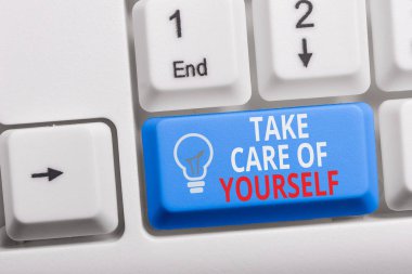 Kendine Dikkat Et'i gösteren not yazma. Beyaz arka plan tuşu kopyalama alanı üzerinde not kağıdı ile bir gettogether veya konuşma Klavye biten kibar bir şekilde vitrine İş fotoğrafı.