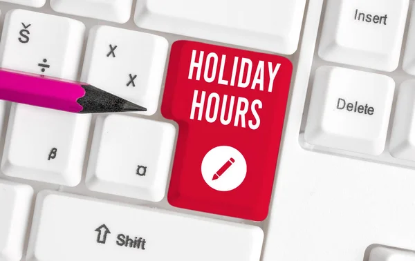 Schreibnotiz mit den Feiertagszeiten. Geschäftsfotos, auf denen Mitarbeiter das Doppelte ihres normalen Gehalts für alle Stunden erhalten, weiße PC-Tastatur mit Notizpapier über weißem Hintergrund. — Stockfoto