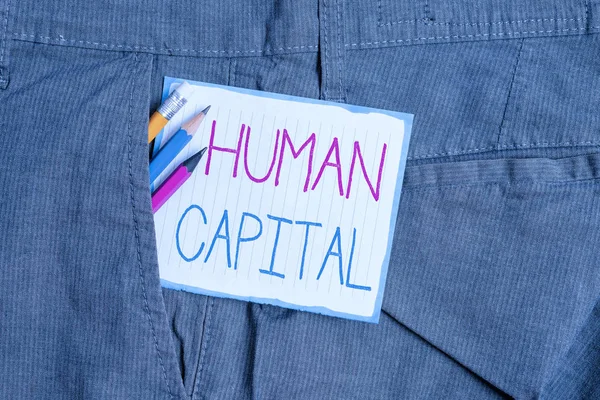 Texto de caligrafia Huanalysis Capital. Conceito significado Recursos Coletivos Intangíveis Competência Capital Educação Equipamento de escrita e papel branco dentro do bolso do homem calças de trabalho . — Fotografia de Stock