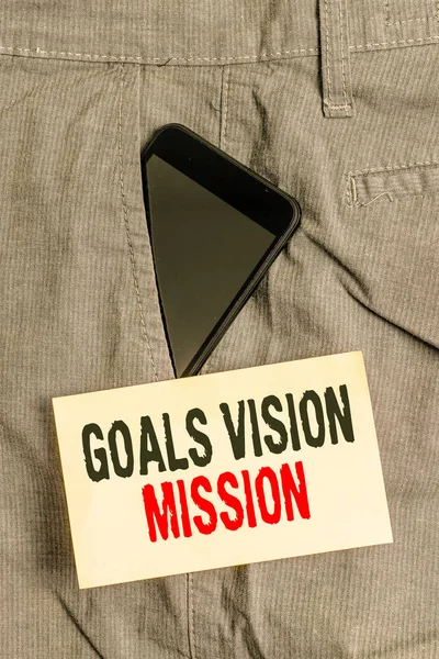 Ord skrivning text mål vision mission. Affärsidé för praktisk planeringsprocess som används för att hjälpa gemenskap grupp smartphone enhet inuti formella arbete byxor ficka nära anteckningspapper. — Stockfoto
