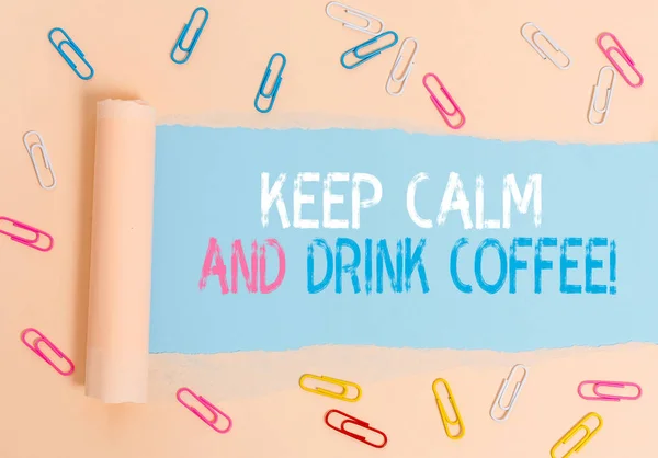 진정하고 커피를 마시는 것을 보여주는 개념적 손 쓰기. 카페인 음료를 즐기고 휴식을 취하는 것을 권장하는 비즈니스 사진. — 스톡 사진