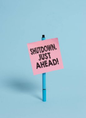 El yazısı metin Shutdown Just Ahead. Kavram ya kısa zaman ya da sonsuza kadar Tükenmez boş renkli yapışkan not huzurlu serin pastel moda arka plan kapanış fabrika iş anlamı.