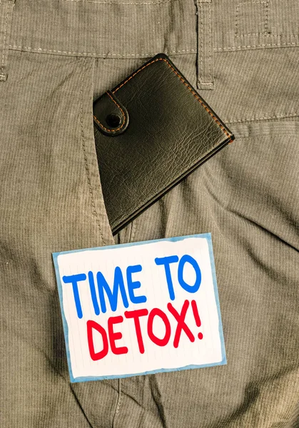 Texto manuscrito Tiempo para desintoxicarse. Concepto que significa cuando purifica su cuerpo de toxinas o deja de consumir drogas Pequeña billetera dentro de los pantalones de hombre bolsillo delantero cerca del papel de notación . — Foto de Stock