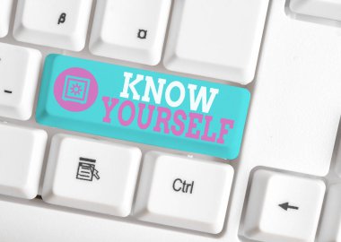 Know Yourself'i gösteren bir not yazmak. İş fotoğrafı vitrine Güçlü ve Zayıf Yönlerini Anlayiş Kimlik Beyaz bilgisayar klavyesi beyaz arka planın üzerinde not kağıdı ile.