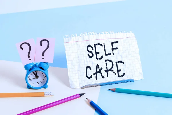 Tulisan tangan menulis Self Care. Konsep yang berarti praktik mengambil tindakan untuk meningkatkan satu s adalah kesehatan sendiri . — Stok Foto