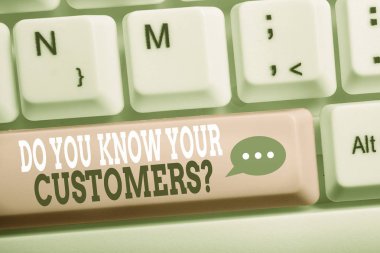 Word yazma metni Müşterilerinizi Biliyor musunuz sorusu. Bir müşteri belirlemek için soran için iş kavramı beyaz arka plan tuşu kopyalama alanı üzerinde boş not kağıdı ile doğa Beyaz pc klavye.