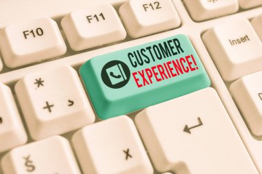 Müşteri Deneyimini gösteren not yazma. Beyaz arka plan üzerinde not kağıdı ile organizasyon ve alıcı Beyaz pc klavye arasındaki etkileşimin iş fotoğraf vitrine.