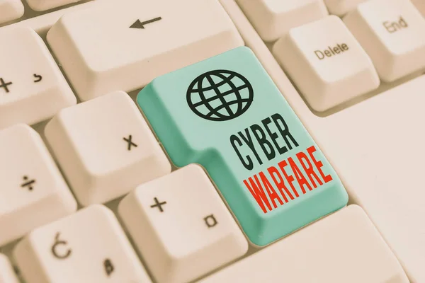 Manuscrito texto escrevendo guerra cibernética. Conceito significado  Virtual War Hackers Sistema Ataques Ladrão Digital Stalker Duas mãos  segurando grande retângulo em branco para cima para baixo Projeto de fundo  geométrico . fotos