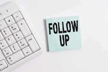 Kelime yazma metni Takip Et. Zaten beyaz arka plan üzerinde boş not kağıdı ile Beyaz pc klavye başlatıldı bir şey devamı için İş kavramı.