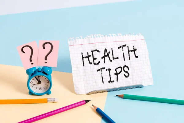 Handschrift tekst schrijven Gezondheidstips. Concept betekent advies of informatie die wordt gegeven om behulpzaam te zijn bij het gezond zijn. — Stockfoto