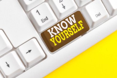 Kelime yazma metni Kendinizi tanıyın. Beyaz arka plan tuşu kopyalama alanı nın üzerinde boş not kağıdı ile Anlama Gücü ve Zayıflıkları Kimlik Beyaz pc klavye bul için İş konsepti.
