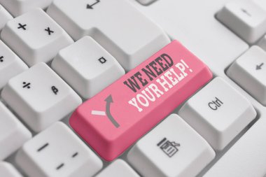Kelime yazma metni Yardıma İhtiyacımız Var. Birisi zorluk karşı durmak isteyen iş konsepti Beyaz pc klavye beyaz arka plan tuşu kopyalama alanı üzerinde boş not kağıdı ile.