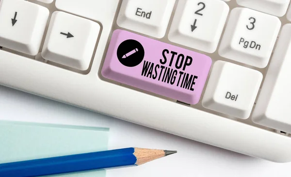 Handgeschreven tekst stop het verspillen van tijd. Concept wat betekent adviseren of groep start planning en gebruik het verstandig wit PC-toetsenbord met lege Opmerking papier boven witte achtergrond sleutel kopiëren ruimte. — Stockfoto