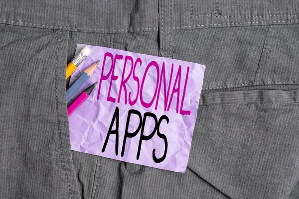개인 앱을 보여주는 개념적 손 쓰기. 비즈니스 사진 텍스트 주최자 온라인 캘린더 개인 정보 데이터 작성 장비 및 바지 주머니 내부 보라색 노트 종이. — 스톡 사진