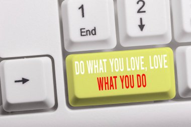 Do What You Love What You Do You Do You Do İş fotoğraf vitrin beyaz arka plan üzerinde not kağıdı ile hayatta hayallerinizi veya tutkularınızı takip.