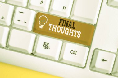 Kelime yazma metin Final Thoughts. Sonuç veya sonuç içinde son birkaç cümle için Iş kavramı Beyaz bilgisayar klavye beyaz arka plan anahtar kopyalama alanı üzerinde boş not kağıdı ile.