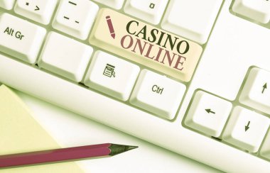 Casino Online'da el yazısı metin yazısı. Kavram anlamı Bilgisayar PokerI Oyunu Gamble Royal Bet Lotto High Stakes Beyaz pc klavye beyaz arka plan anahtar kopyalama alanı üzerinde boş not kağıdı ile.