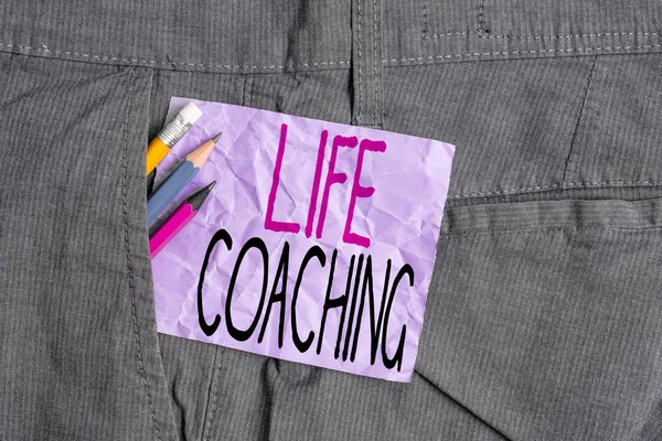 Escritura a mano conceptual que muestra Life Coaching. Texto de foto de negocios Mejorar vidas por desafíos Nos anima en nuestras carreras Equipo de escritura y papel de nota púrpura en el bolsillo interior de los pantalones . — Foto de Stock