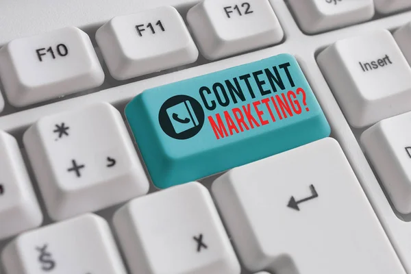 Schrijf notitie met de vraag over content marketing. Zakelijke fotopresentatie omvat het maken en delen van online materiaal wit PC-toetsenbord met notitie papier boven de witte achtergrond. — Stockfoto