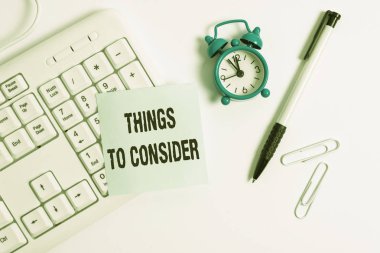 Düşünülecek Şeyleri gösteren kavramsal el yazısı. İş fotoğraf metin özellikle beyaz arka plan üzerinde boş not kağıdı ile beyaz pc klavye karar verme konusunda dikkatlice düşünmek.