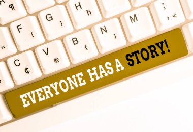 El yazısı metin yazma Herkes Bir Hikaye Var. Kavram birisi yaşam veya kariyer Beyaz pc klavye beyaz arka plan tuşu kopyalama alanı üzerinde boş not kağıdı ile geçmiş olayların hesabı anlamı.