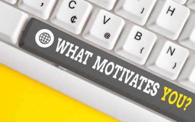 Sizi Neyin Motive Edeceğini gösteren not yazmak. İş fotoğrafı vitrini, her sabah beyaz arka planın üzerinde not kağıdı yla beyaz pc klavyeyle uyanmak istemenin nedenlerini biliyor.