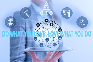 El yazısı metin Do What You Love What You Do You Do. Kavram daha iyi yerlerde çalışmak için zevk şeyler yapıyor anlamına gelir sonra erkek insan giyim resmi iş elbisesi akıllı kullanarak sunum sunan