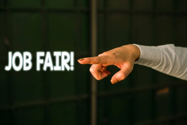 Textschild mit Jobmesse. konzeptionelle Foto-Veranstaltung, bei der Arbeitgeber-Recruiter den Mitarbeitern Informationen geben, indem sie im Dunkeln mit der Hand in den Kopierraum zeigen. — Stockfoto