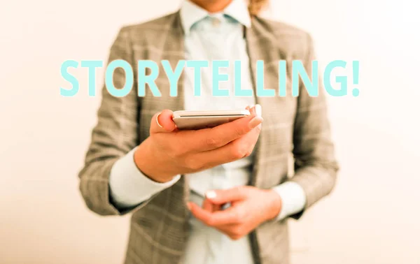 Ord skrivning text Storytelling. Affärsidé för verksamhet skriva berättelser för att publicera dem till offentliga affärsidé med mobiltelefon och affärskvinna. — Stockfoto