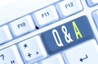 Q Ve A. Business fotoğrafını gösteren ve birisi soruları yanıtlarken beyaz bilgisayar klavyesini beyaz arka planın üzerinde not kağıdıyla gösteren bir zaman dilimi veya bir fırsat gösteren not yazma.