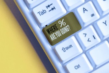 Nereye Gidiyorsunuz Sorusunu gösteren metin işareti. Birisine, beyaz arka plan tuşu kopya alanının üzerinde boş not kağıdı olan Beyaz pc klavyesine yönelen hedefi sormak için kullanılan kavramsal fotoğraf.