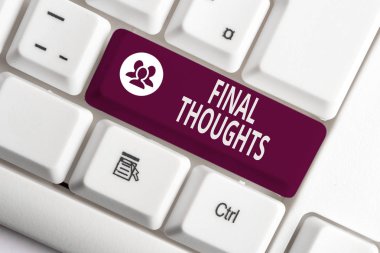 Kelime yazma metin Final Thoughts. Sonuç veya sonuç içinde son birkaç cümle için Iş kavramı Beyaz bilgisayar klavye beyaz arka plan anahtar kopyalama alanı üzerinde boş not kağıdı ile.