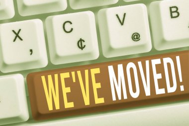 Kelime yazma metni Biz Taşındı. Beyaz arka plan tuşu kopyalama alanının üzerinde boş not kağıdı ile bir rezidans veya yerden başka bir Relocate White pc klavyesine gitmek için İş konsepti.