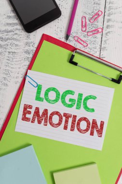Kelime yazma metin Mantık Duygu. Tatsız Duygular için İş konsepti Self Respect Makul Mind Pano levha kalem akıllı not klipleri not defterleri ahşap arka plan döndü.