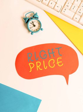 El yazısı metin yazma Sağ Fiyat. Konsept, ürün için makul olan para miktarı anlamına gelir Düz kabarcık kağıt saat ve ataş üzerinde kopya alanı ile yatıyordu.