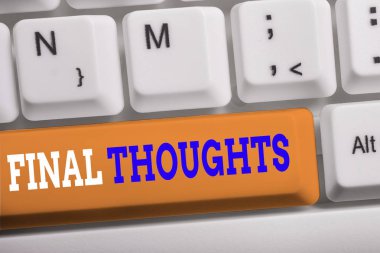 Kelime yazma metin Final Thoughts. Sonuç veya sonuç içinde son birkaç cümle için Iş kavramı Beyaz bilgisayar klavye beyaz arka plan anahtar kopyalama alanı üzerinde boş not kağıdı ile.