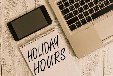 El yazısı metin Tatil Saatleri. Kavram anlamı Program 24 veya7 Half Day Today Son Dakika Geç Kapanış Metalik dizüstü boş eski ahşap masa yalan not defteri akıllı telefon hüküm.